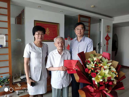 德彩网集团党委书记、董事长章朝阳走访慰问老党员 德彩网集团党委书记、董事长章朝阳走访慰问老党员