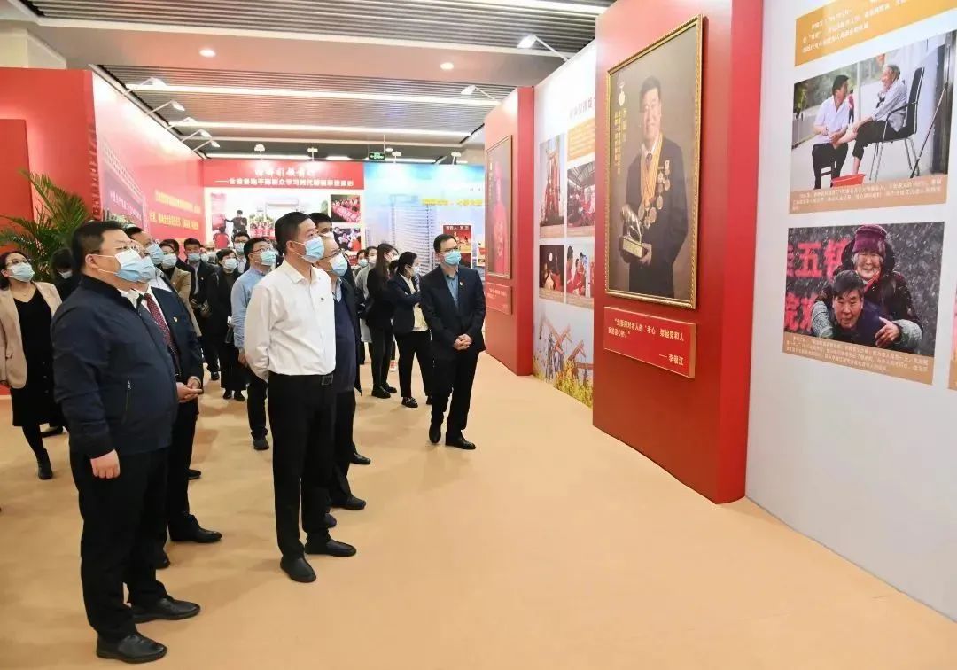 致敬奋斗者 奋进新征程 德彩网集团组织参观“新时代江苏重大先进典型主题影像展”