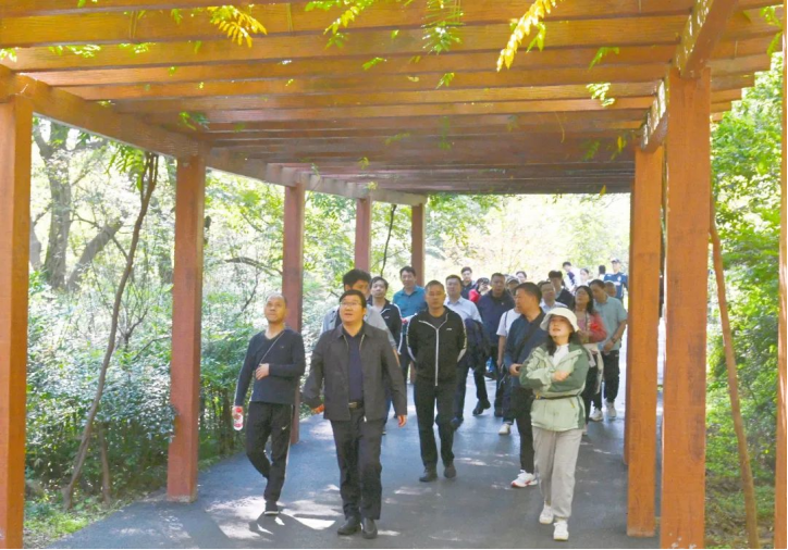 欣赏自然风光 畅享团队温馨|德彩网集团举办职工秋游活动