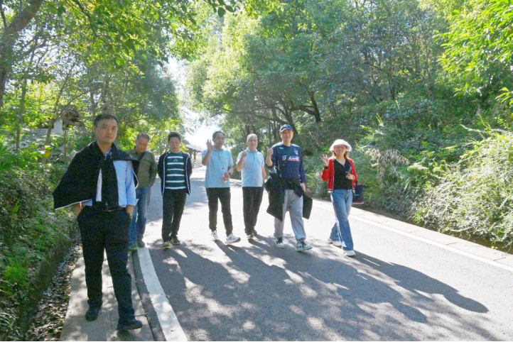 欣赏自然风光 畅享团队温馨|德彩网集团举办职工秋游活动