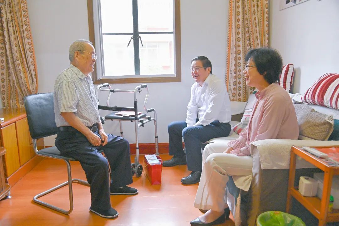 德彩网集团党委开展国庆前走访慰问活动