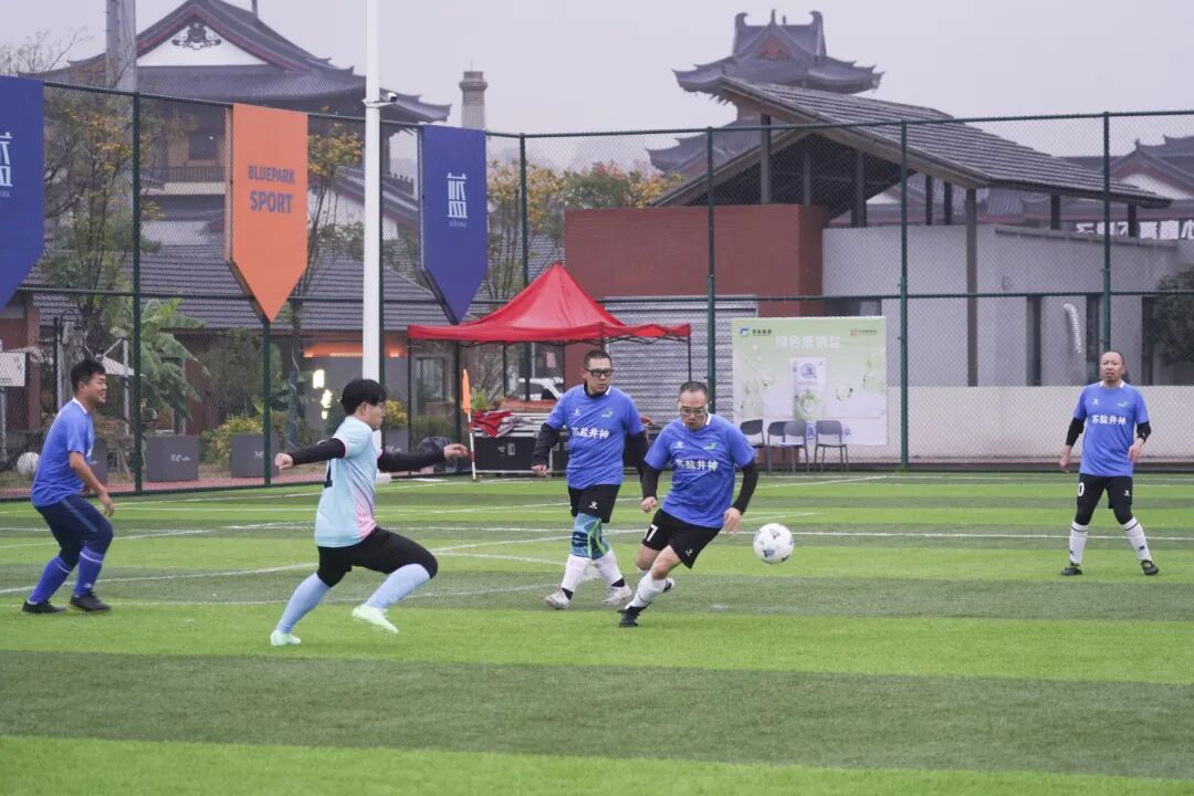 德彩网集团“淮盐杯”职工足球联赛激情开赛，小组赛首轮战罢